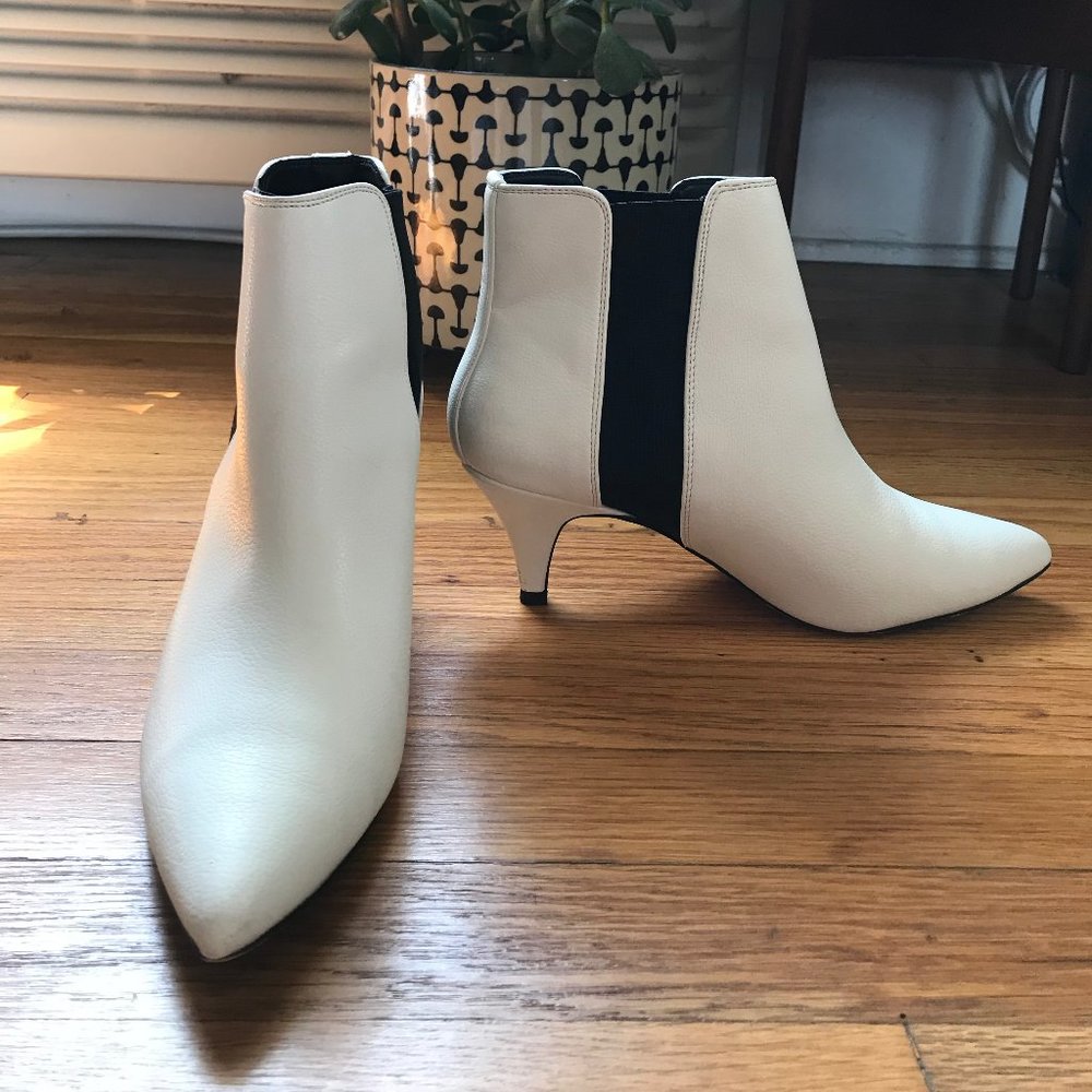 ASOS Chelsea Boot. White. Size 8.